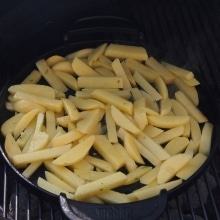 Kartoffeln in der Grillpfanne braten