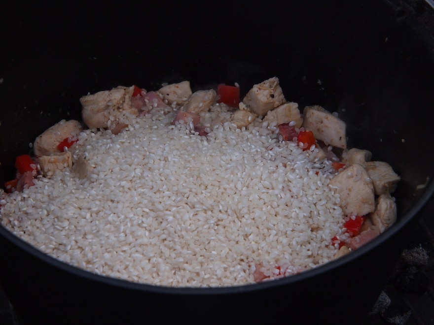 Reis unterrühren und kurz mit anbraten, danach mit der Gemüsebrühe ablöschen
