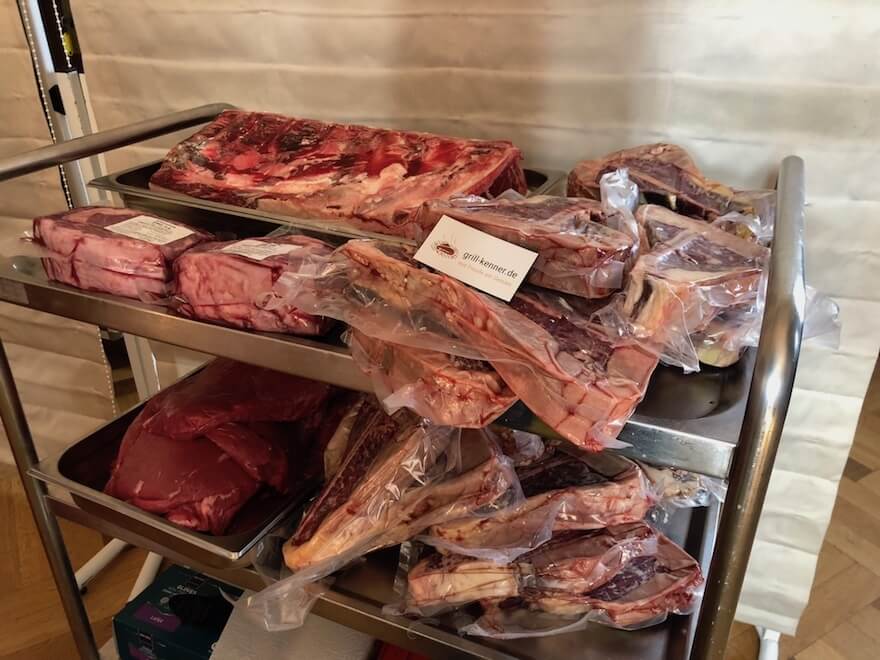 Auswahl an Rindfleisch von verschiedenen Rassen und Cuts