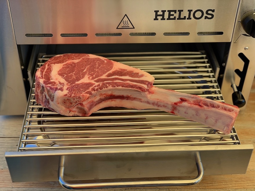 Tomahawk Steak im Oberhitzegrill gross Helios