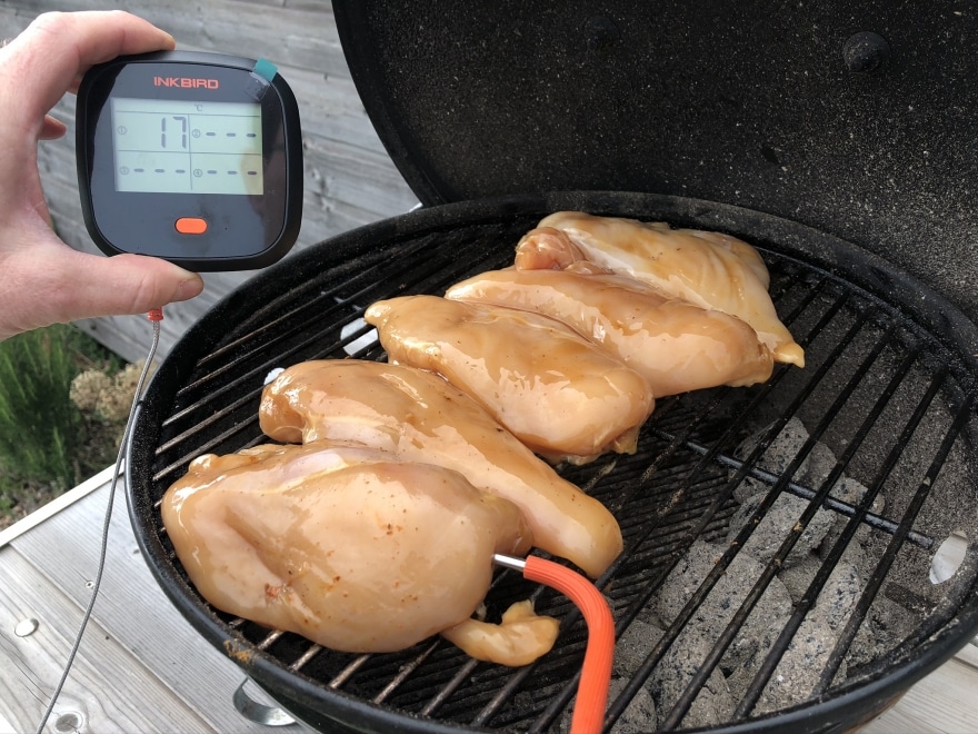 Hähnchenbrust wird indirekt gegrillt und mit dem InkBird BBQ Thermometer überwacht