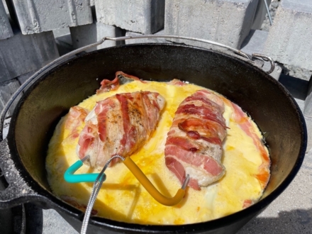 Bacon-Hähnchen mit Kartoffel, Spargeln und Sauce Hollandaise aus dem Dutch Oven Rezept