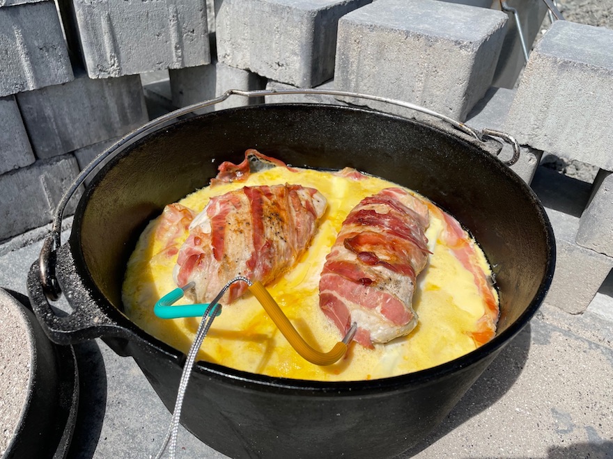 Bacon-Hähnchen mit Kartoffel, Spargeln und Sauce Hollandaise aus dem Dutch Oven