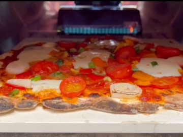 Krosse Pizza aus dem Heidenfeld Pizzaofen Neapel